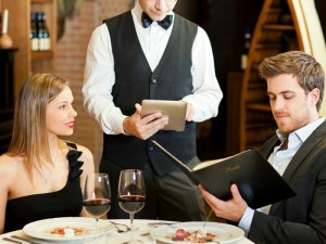 Создать мем: люди в ресторане зовут официанта, пара в ресторане и официант, люди в ресторане с официантом