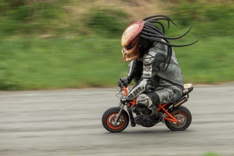 Создать мем: шлем хищник, смешные мотоциклы, маленький мотоцикл