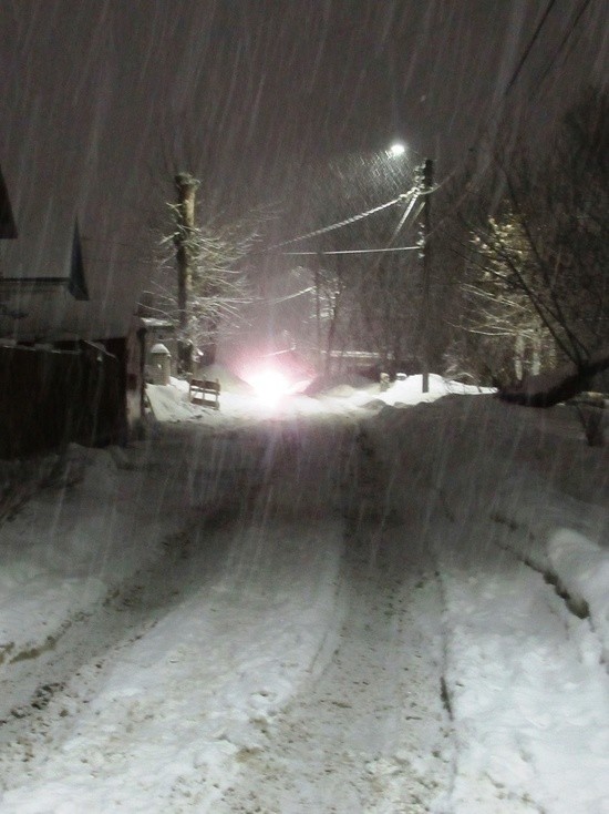 Создать мем: дорога зимой ночью, заснеженная дорога, снег на улице