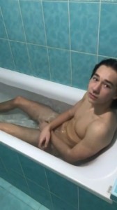 Создать мем: ванна девушка, человек в ванной, русские парни в ванне