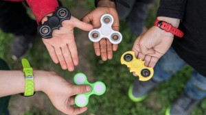 Создать мем: опасность, спиннеры захватили мир, fidget spinner