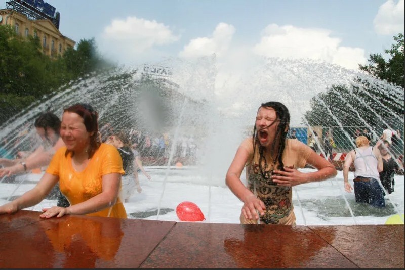 Создать мем: женщина, купание в фонтане, девушки купаются в фонтане