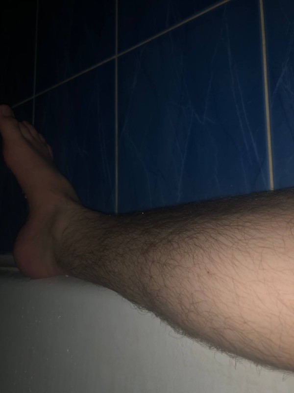 Создать мем: мужские ноги в ванной, волосы на ногах, волосы на ногах у мужчин