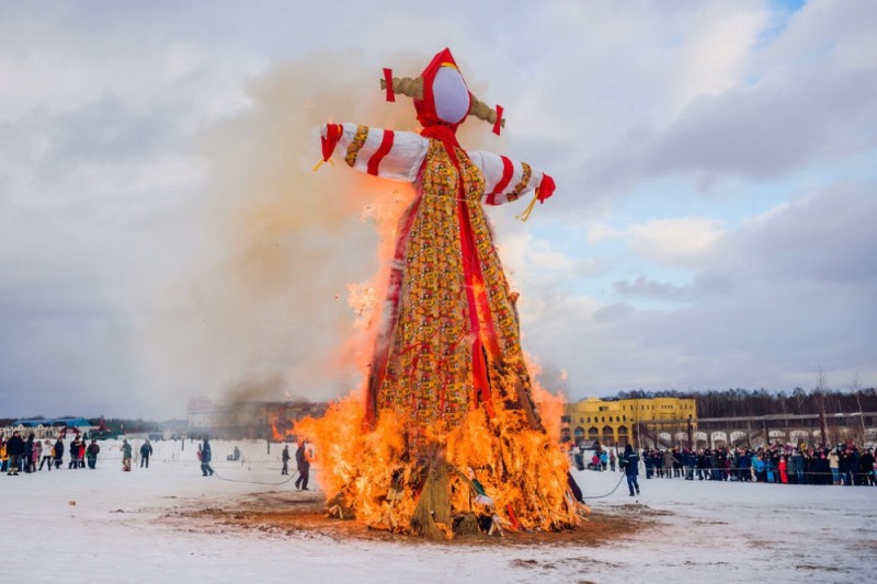 Create meme: carnival , Maslenitsa holiday burning of an effigy, Maslenitsa scarecrow