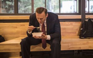 Создать мем: навальный с дошираком, алексей навальный доширак, Алексей Навальный