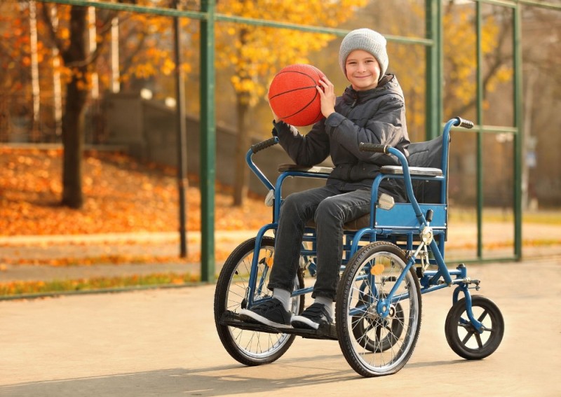Создать мем: друзья на инвалидных колясках, человек в инвалидной коляске, маленький мальчик в инвалидной коляске