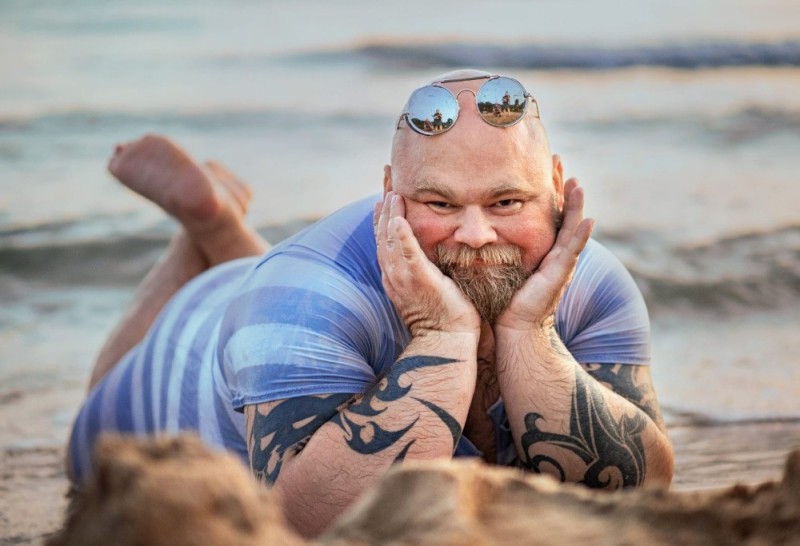 Создать мем: мужик, толстые люди на пляже, пляжная фотосессия