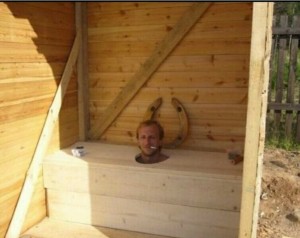 Создать мем: оригинальный туалет на даче, голова в деревенском туалете, строим туалет на даче