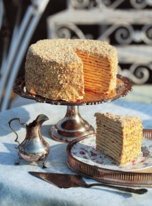 Создать мем: советские торты и пирожные, торт медовик с заварным кремом, чаепитие с тортом наполеон