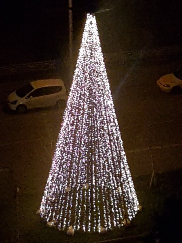 Создать мем: елка в городе, christmas tree, елка из светодиодной гирлянды