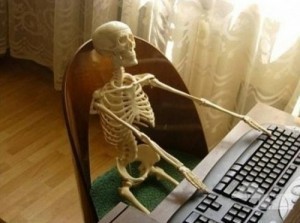 Создать мем: скелет в ожидании, скелет за компьютером, ждущий скелет