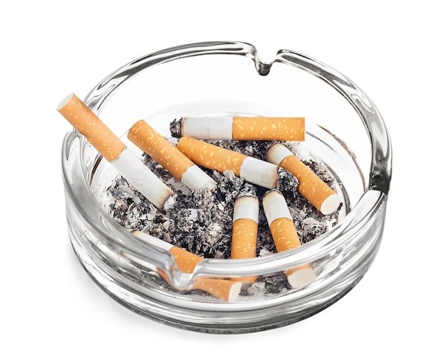 Создать мем: сигареты, сигарета в дорогой пепельнице, курение запрет