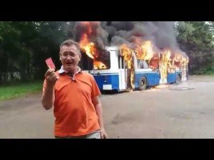 Создать мем: троллейбус горит, сгорел автобус, троллейбус горит мем
