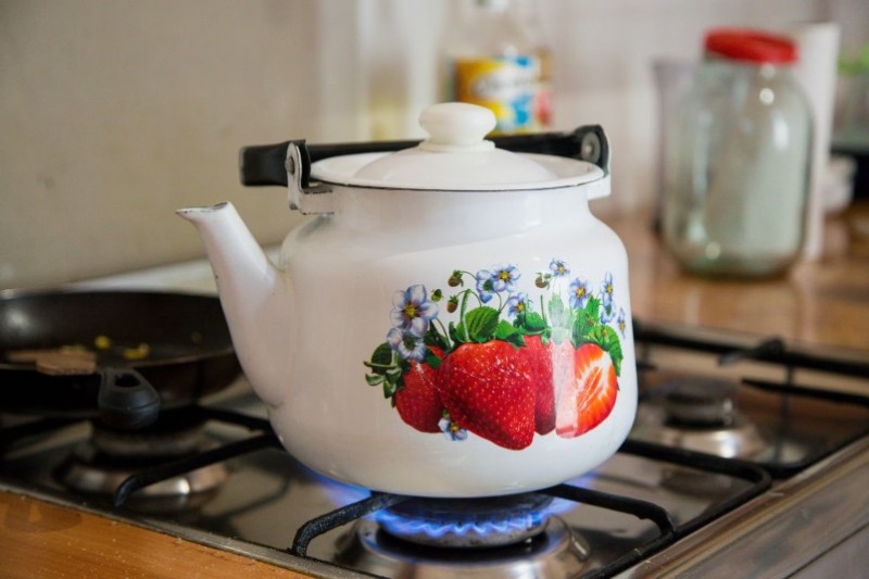 Создать мем: чайник со свистком, эмалированный чайник, чайник эмалированный для газовой плиты