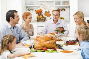 Создать мем: семья за столом, день благодарения в сша семья, семья за обеденным столом
