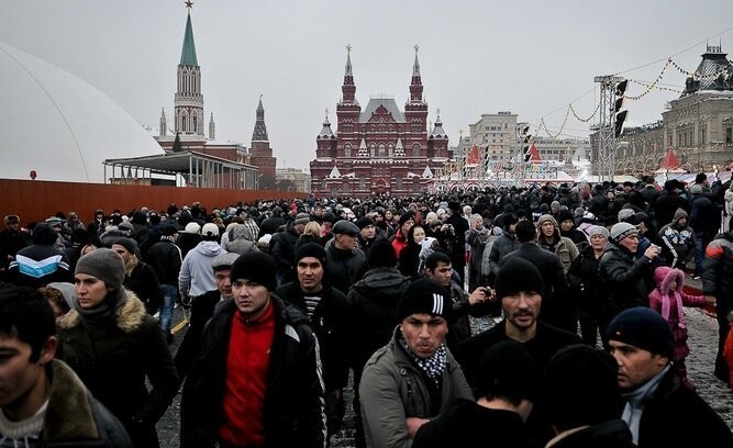 Создать мем: мигранты на красной площади, чурки в москве, мигранты россия