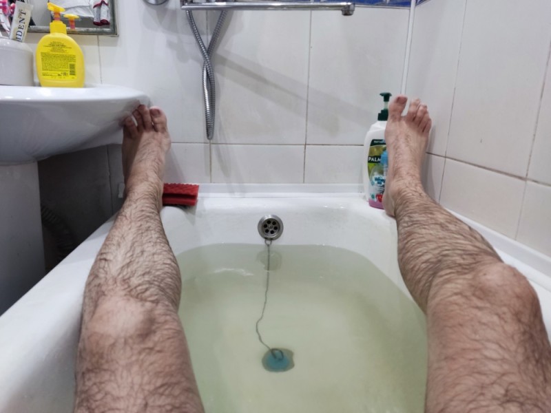 Создать мем: вода в ванной, мужские ноги в ванной, человек