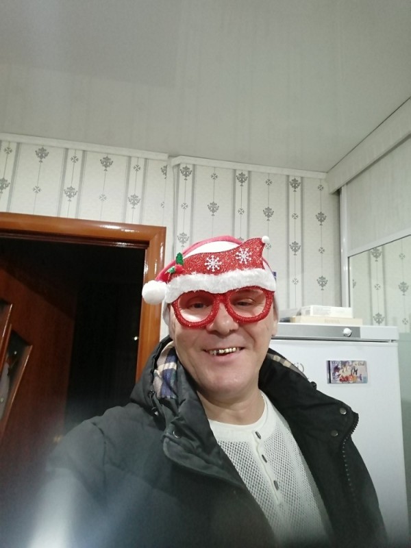 Создать мем: михеев сергей обнинск, лицо, карнавальные очки санта