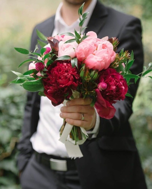 Создать мем: букет жениха, букет невесты бело красный с пионовидными розами, букет невесты из пионовидных роз