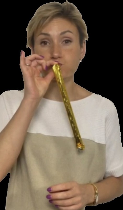 Создать мем: блокфлейта с человеком, играет на флейте, девушка