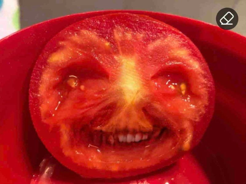 Создать мем: странный помидор, злой помидор, помидорка