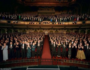 Создать мем: фото сцены со зрителями в театре, сцена и аплодисменты, аплодисменты в зале вид со сцены