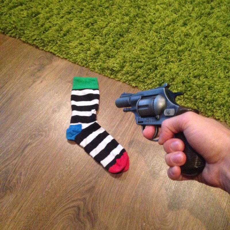 Создать мем: пистолет с пистонами, игрушечный пистолет, носки смешные