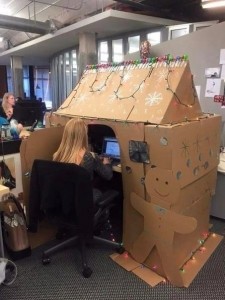 Создать мем: домик из коробки, танк из картонной коробки, украсить офис