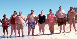 Создать мем: толстые люди, жирные люди на пляже, толстяк