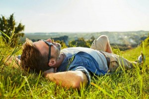 Создать мем: мальчик лежит на траве, лежит на траве, мужчина лежит на траве