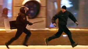 Создать мем: полицейский бежит мем, убегает от полиции мем, протестующий убегает от полицейского