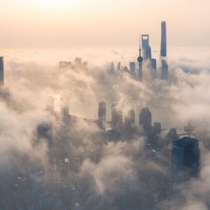 Создать мем: туман в современном городе, москва сити 2035, город туман
