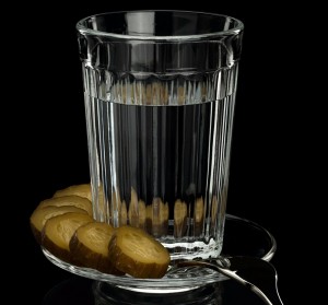 Create meme: faceted glass on a black background, photo faceted glass with vodka, faceted glass zobrazenie