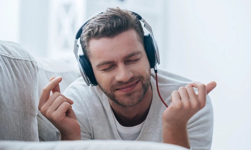 Create meme: a man with headphones, the man in the earphones, people with headphones