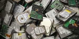 Создать мем: куча жестких дисков, жесткий диск hdd, жесткий диск пк