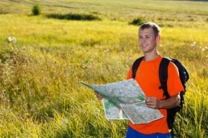 Создать мем: человек с картой в руках, парень с картой мем, человек