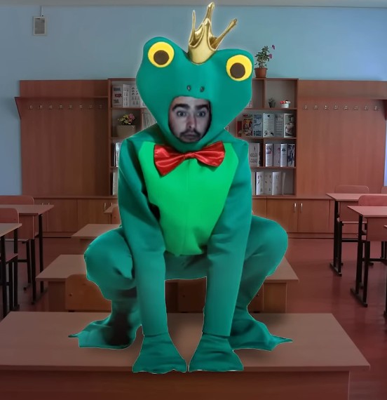 Создать мем: лягушачий хор, костюм мантис богомол, человек в костюме лягушки