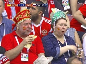 Создать мем: россия испания чм 2018, чм по футболу 2018 болельщики в кокошниках, в кокошниках на стадионе жрут