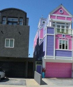 Создать мем: дом барби в санта монике, розовый дом и черный дом мем, barbie house santa monica