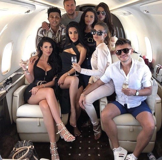 Create meme: cr 7 cristiano ronaldo, gulfstream g650 Ronaldo, Cristiano Ronaldo has a private jet