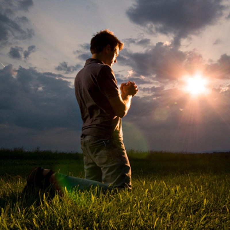 Человек молится. Человек молится на природе. Человек молится Богу. Мужчина молится. Папа в душе видео