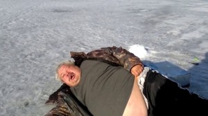 Создать мем: пьяный рыбак на льду, бать, мужик на льду