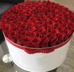 Create meme: roses in a round box, a huge bouquet of roses in a box, red roses in a box pictures