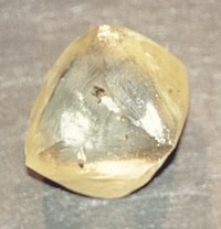 Создать мем: жёлтый алмаз камень неогранённый, минерал, необработанные алмазы