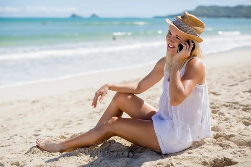 Создать мем: женщина, море на телефон, фотосессия на пляже