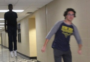 Создать мем: левитирующий черный парень, парень убегает от парящего в коридоре, парень