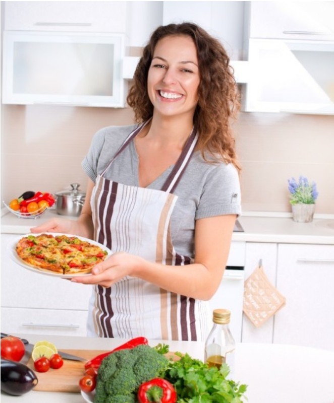Создать мем: женщина на кухне, готовит на кухне, готовим пиццу