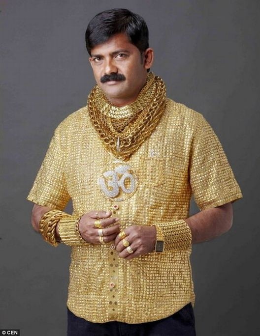 Создать мем: богатый индус, золотая рубашка, индус в золоте