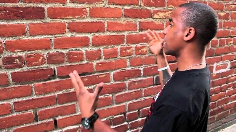 Создать мем: чел разговаривает со стеной, человек говорит со стеной, говорит со стеной