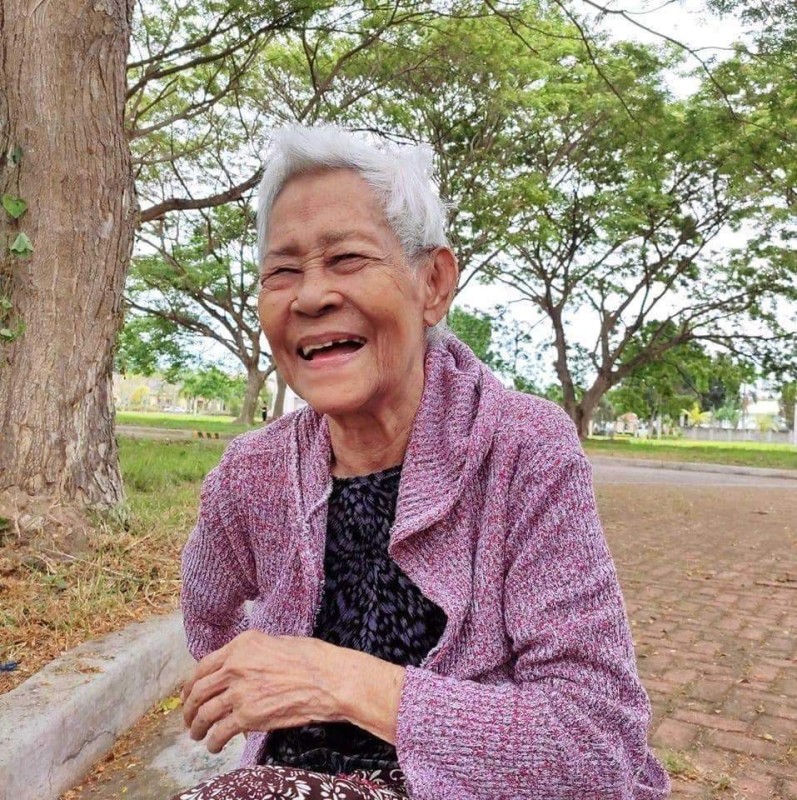 Создать мем: самые старые близнецы, женщина, пожилые тайцы
